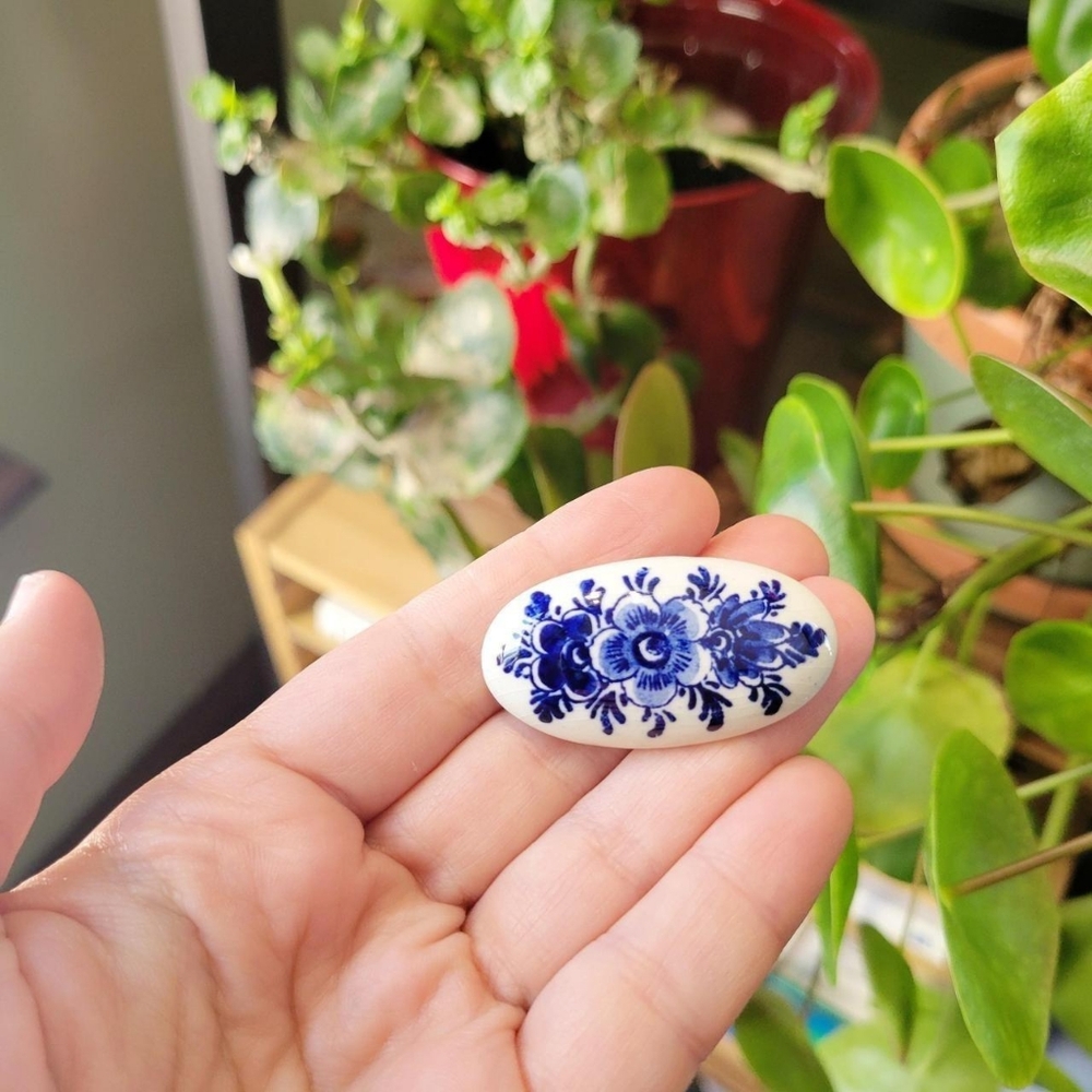 Vintage Dainty Holland Dutch Navy Blue Painted Floral Lapel Brooch Pin - Picture 5 of 6